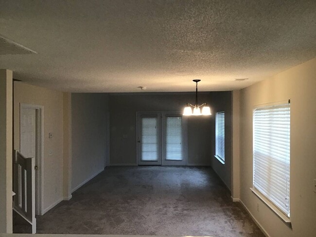 Building Photo - 2 Bedroom Townhome in Sawgrass