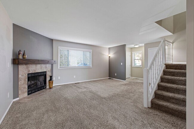 Foto del edificio - Charming 3-Bed, 1.5-Bath Townhome in West ...