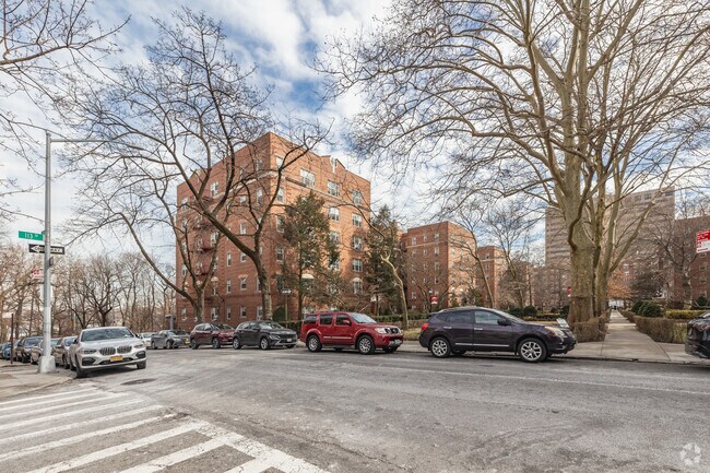 Foto del edificio - 7715 113th St