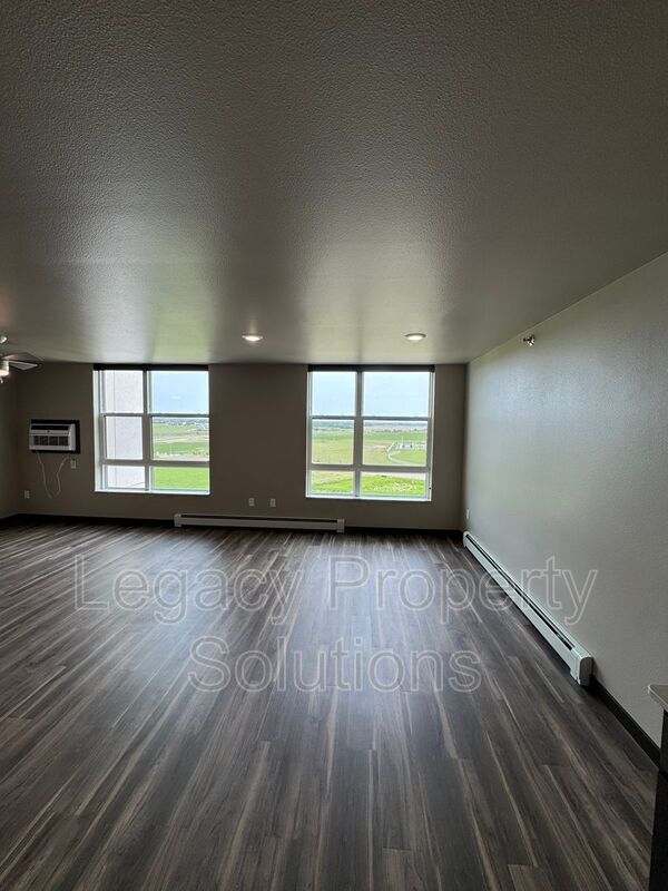 Building Photo - 220 E Greenfield Ln