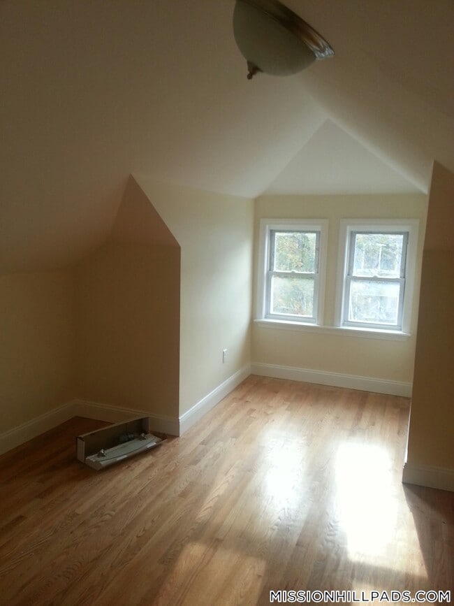 Building Photo - 186 Calumet St