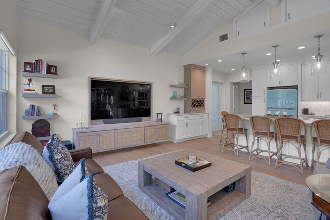 Building Photo - 320 S Ocean Blvd