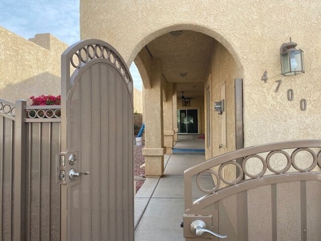 Building Photo - 2 bedroom 2 bath upgraded home w/Bonus Rm ...