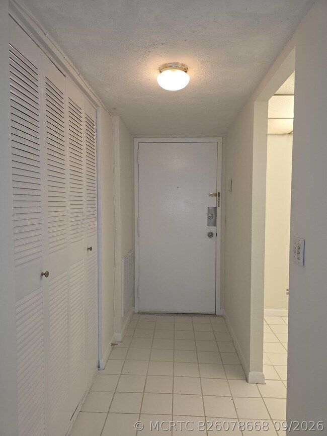 Building Photo - 470 Executive Center Dr