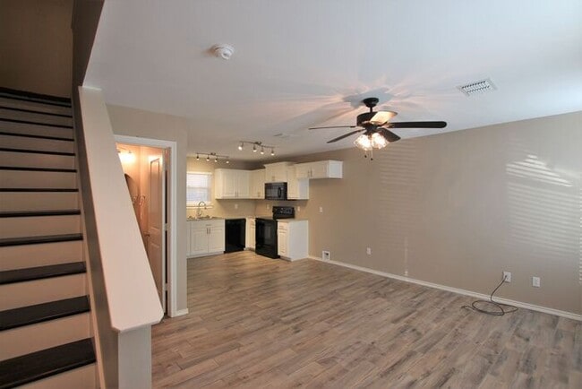 Building Photo - 2-Bedroom Townhouse for Rent in the Heart ...