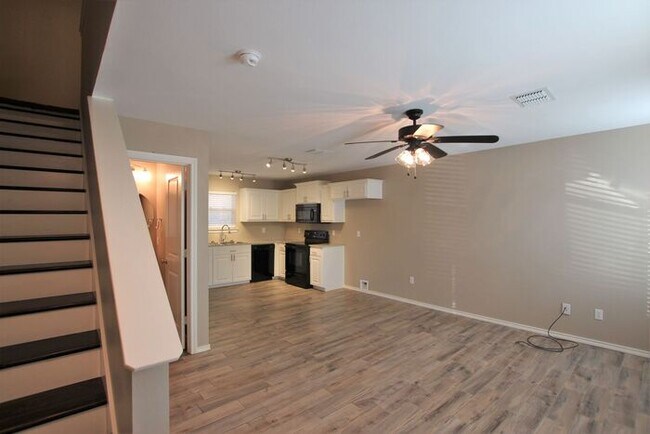 Foto del edificio - 2-Bedroom Townhouse for Rent in the Heart ...