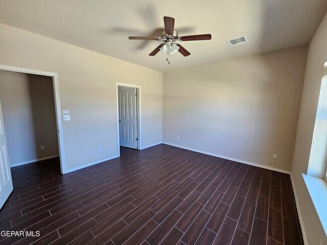 Foto del edificio - 2217 Furtherpoint Dr