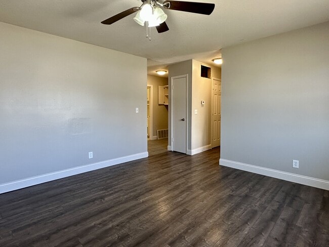 Building Photo - 2461 S St Clair Villa Oaks