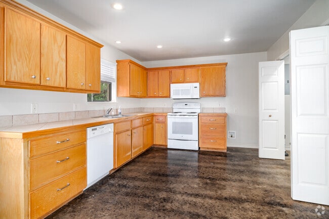 3BR, 2BA - 1475SF - Kitchen - Country Hills