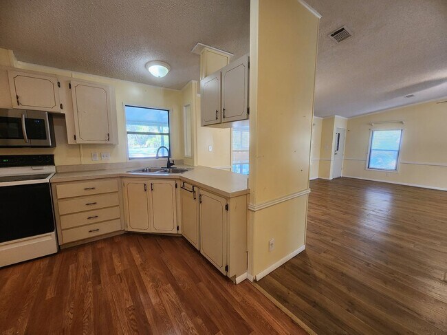 Foto del edificio - 2br - 2 Bed 2 Bath with Bonus space and 11x20 shed