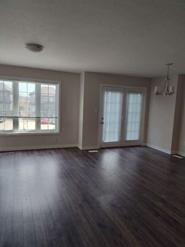 Building Photo - 115 S Creek Dr