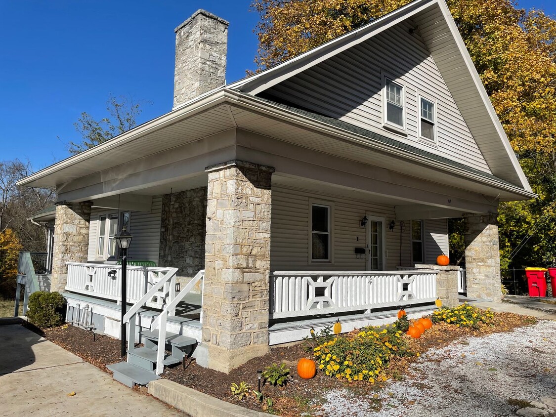 Foto principal - 107 E Main St