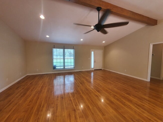 Building Photo - Home close to post