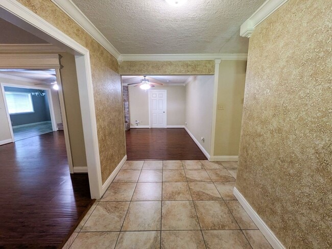 Building Photo - 790 Norwood Dr