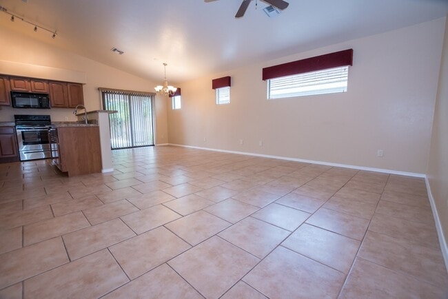 Building Photo - Charming 3 Bedroom, 2 Bath Home, with 2 Ca...
