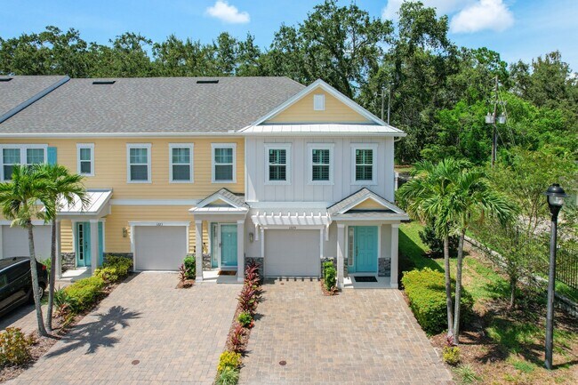 Building Photo - BEAUTIFULLY FURNISHED Executive Townhome