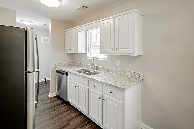 Building Photo - 1544 Holland Ave