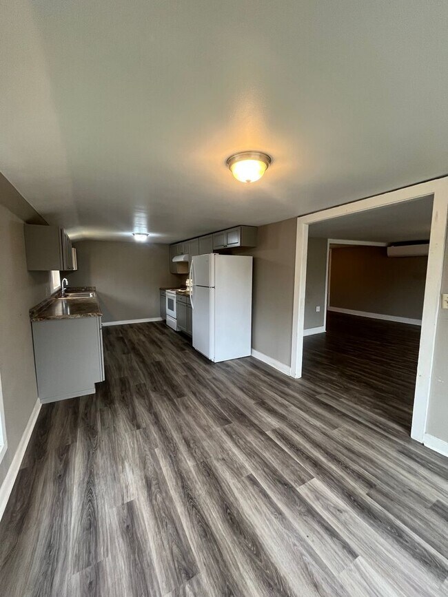 Foto del edificio - 4-Bedroom 1 1/2-Bath home in Junction City