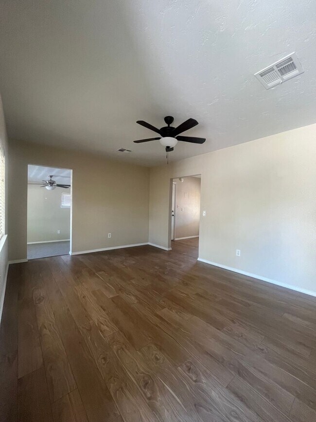 Building Photo - Cozy 2 Bdrm/1 Bath Home