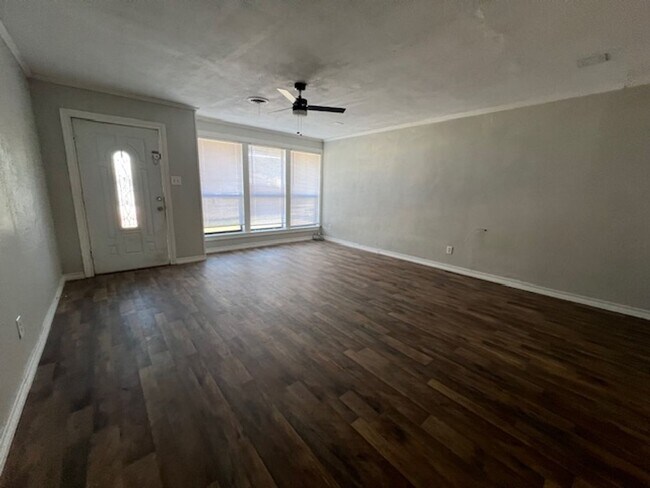 Building Photo - 910 S La Salle Dr