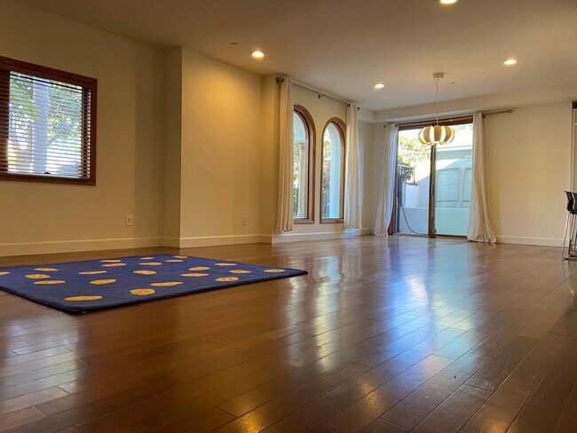 Living room viewing planter patio area - 1520 16th St