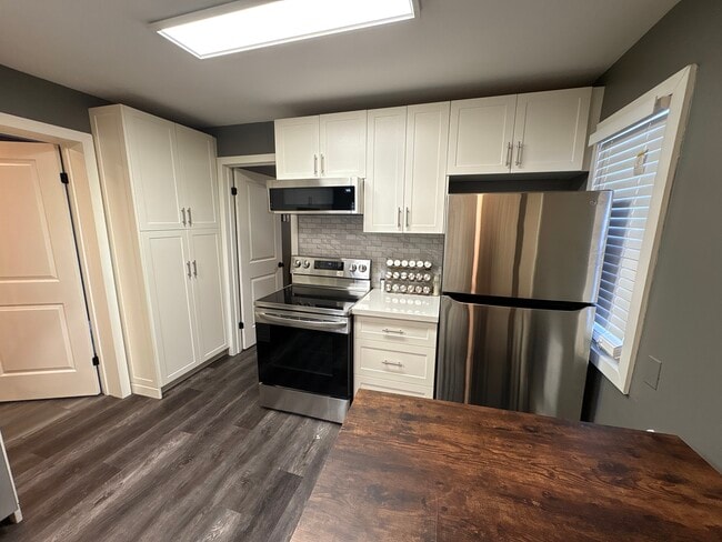 Photo du bâtiment - Fabulous 2 Bedroom Single Family Home