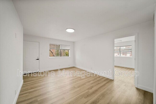 Foto del edificio - 4509 E 31st St