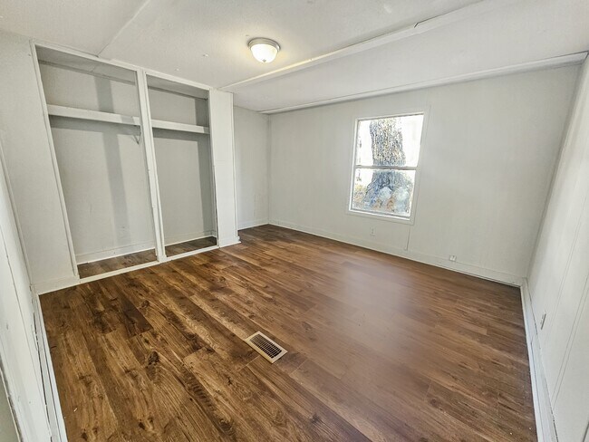 Foto del edificio - 412 McElhaney Rd