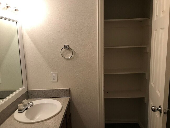 Building Photo - AVAILABLE NOW!!! Charming 3 bed, 2 bath, 1...