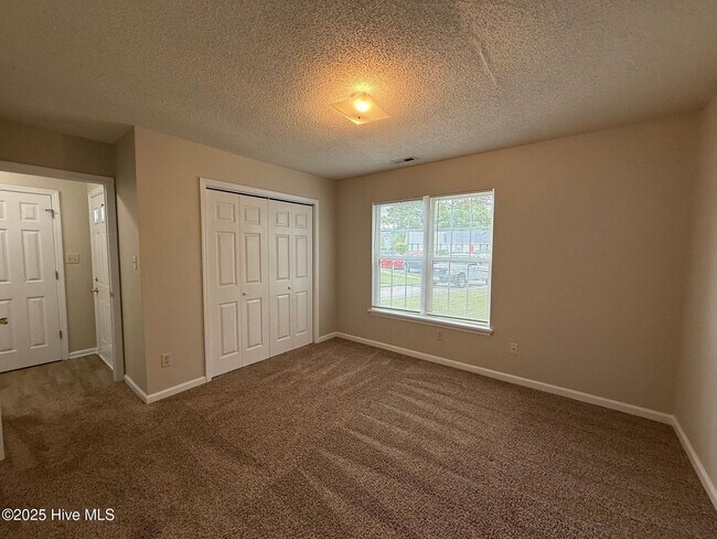 Foto del edificio - 106 Persimmon Ct