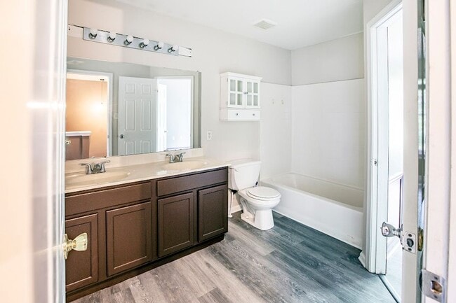 Foto del edificio - Charming Townhome in Brennan Estates