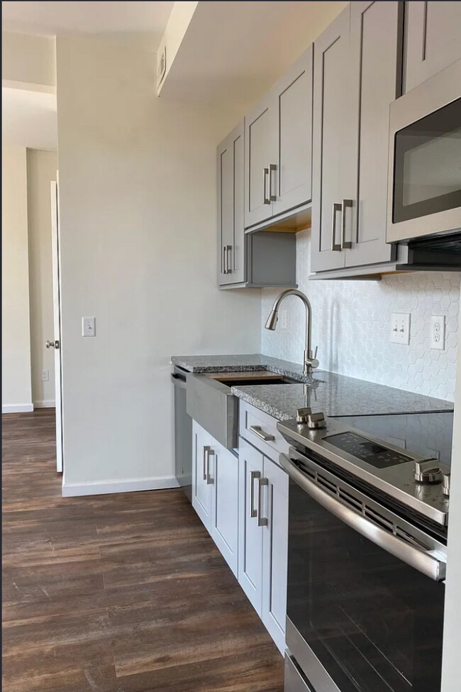 Foto del edificio - Renovated 2-Bed in OTR | In-Unit Laundry, Stainless Appliances, Central Air — Water & Trash Included