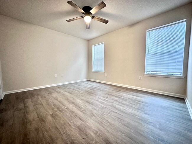 Building Photo - Newly Renovated 1B/1B Condo near Beach in the Heart of Destin!