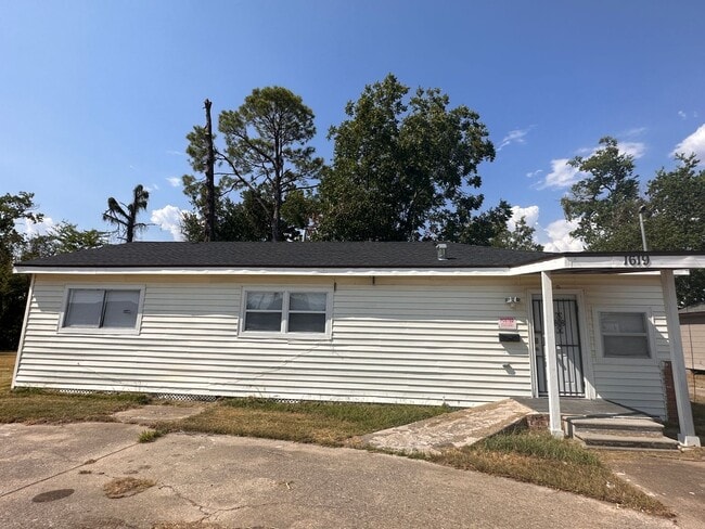 Building Photo - 1/2 off November rent!!