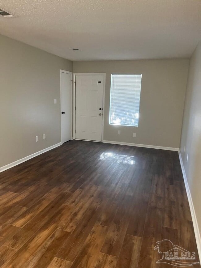 Building Photo - 3202 Redwood Ln