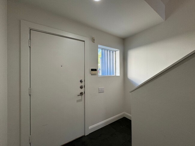 Building Photo - Big & Bright Townhome on Swiss Avenue!