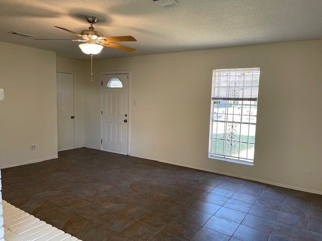 Foto del edificio - 6823 Zapata Dr