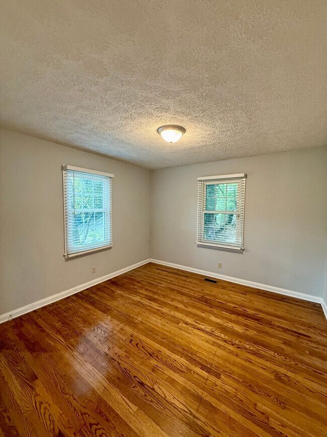 Building Photo - Knoxville 37917 - Charming 2 bedroom, 1 ba...