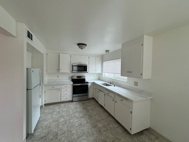 Building Photo - Yukon Dr. Duplex