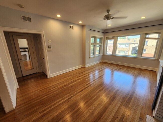 Building Photo - 6210 N Francisco Ave