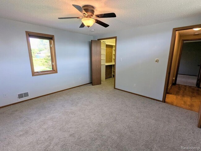 Foto del edificio - 2316 Crescent Lake Rd