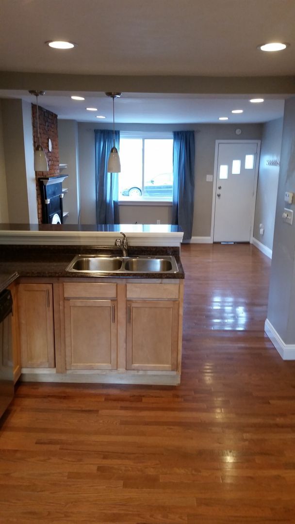 Building Photo - Charming 3 Bedroom Reno In South Side. Open Layout. Large Back Patio. A/C. Stainless. Designer Ki...