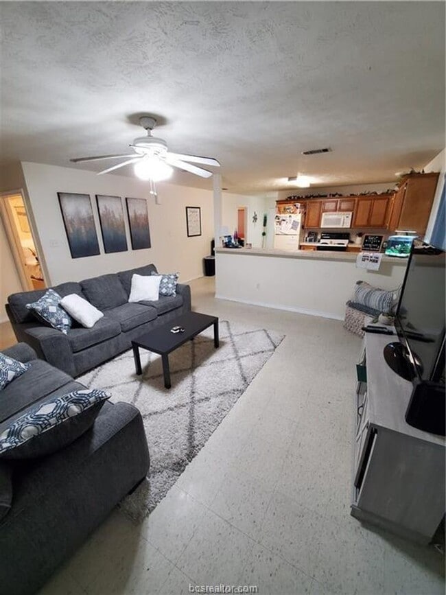 Building Photo - College Station - 3 bedroom /3 bath HOUSE Near TAMU!