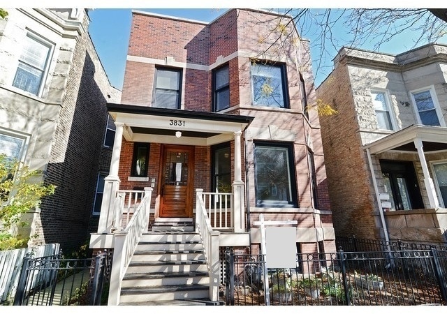 Building Photo - 3831 N Clark St