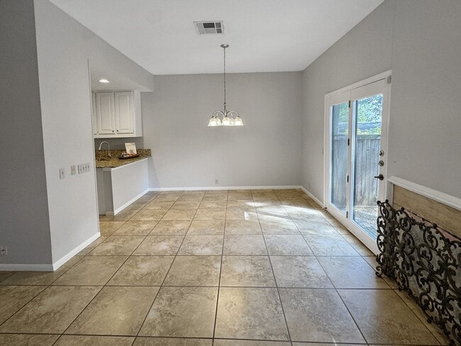 Foto del edificio - ALAMO HEIGHTS TOWNHOUSE!