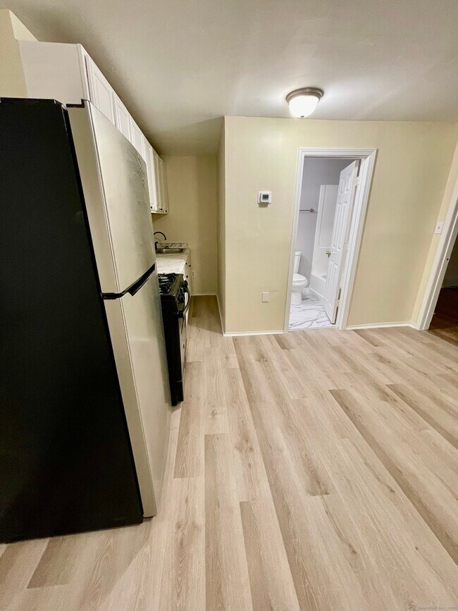 Foto del edificio - 92 W Main St