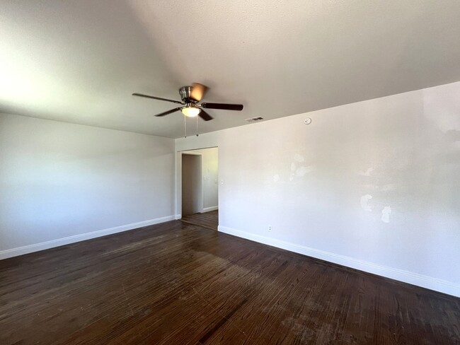 Building Photo - A Charming 2bd/1ba Sacramento House with F...