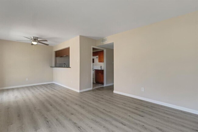 Building Photo - 6815 Beachwood St