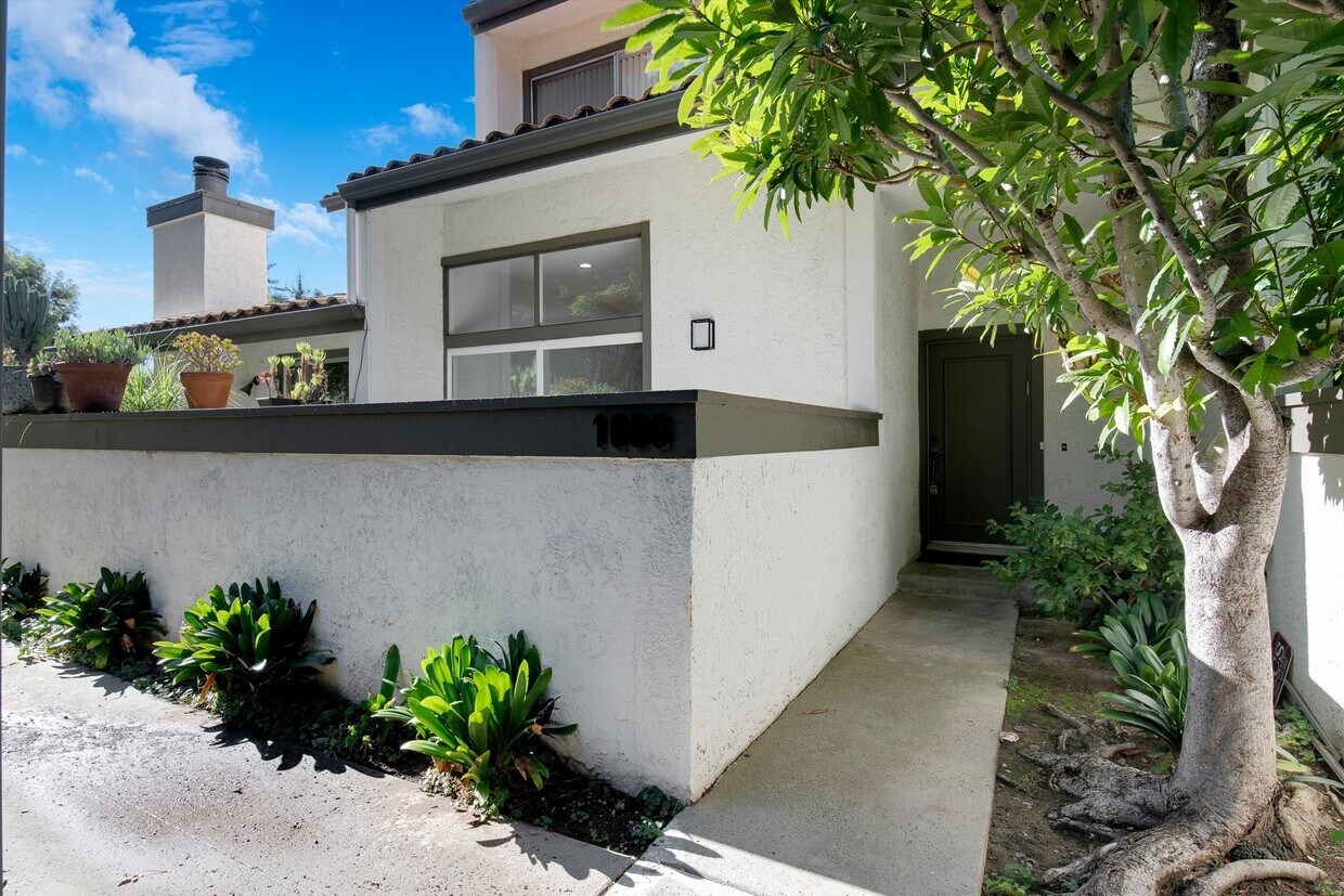 Primary Photo - 1666 Palisades Dr