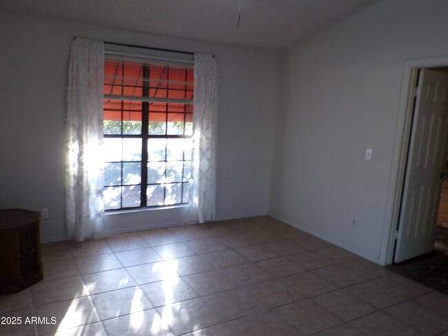 Foto del edificio - 5323 W North Ln